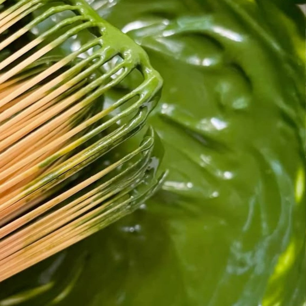 Chasen de bambú batiendo matcha